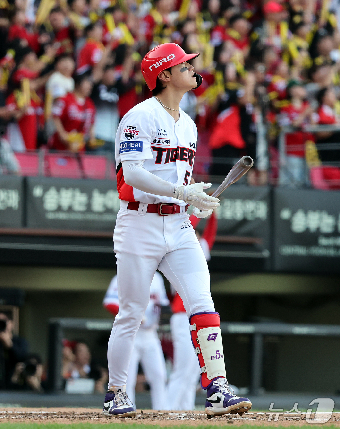 (전남광주=뉴스1) 김진환 기자 = 17일 오후 전남광주 기아챔피언스필드에서 열린 프로야구 2026 신한 SOL KBO 포스트시즌 준플레이오프 1차전 LG 트윈스와 KIA 타이거즈 …