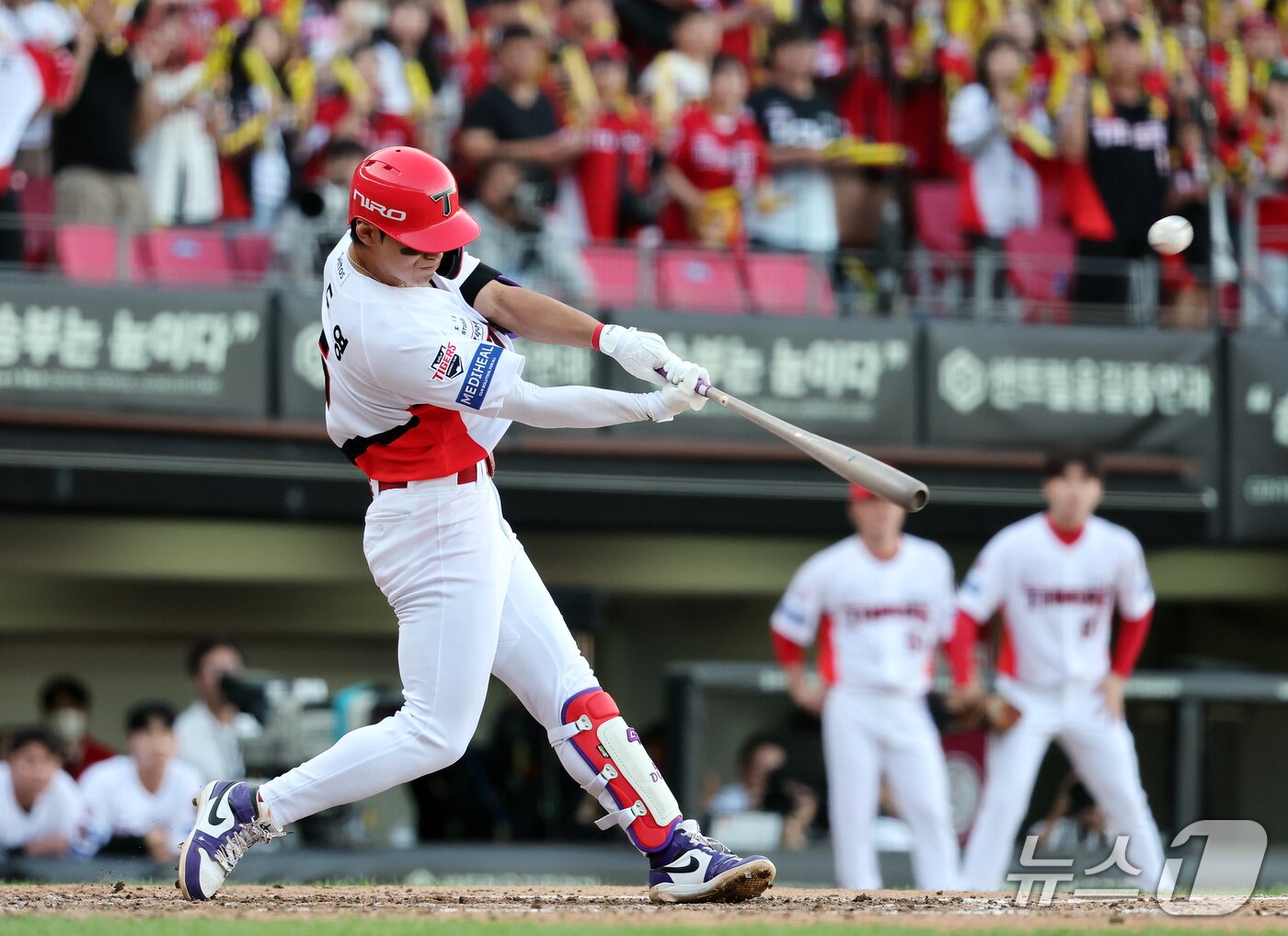 본문 이미지 - 17일 오후 전남광주 기아챔피언스필드에서 열린 프로야구 2026 신한 SOL KBO 포스트시즌 준플레이오프 1차전 LG 트윈스와 KIA 타이거즈의 경기, KIA 김도영이 8회말 2사 1루 상황 투런 홈런을 치고 있다. 2026.10.17 ⓒ 뉴스1 김진환 기자