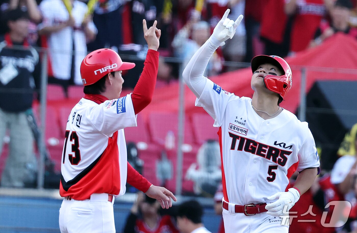 본문 이미지 - 17일 오후 전남광주 기아챔피언스필드에서 열린 프로야구 2026 신한 SOL KBO 포스트시즌 준플레이오프 1차전 LG 트윈스와 KIA 타이거즈의 경기, KIA 김도영이 8회말 2사 1루 상황 투런 홈런을 친 뒤 고영민 코치와 기쁨을 나누고 있다. 2026.10.17 ⓒ 뉴스1 김진환 기자