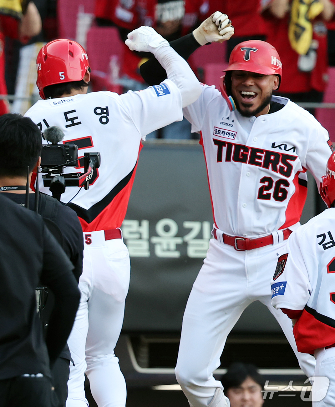 (전남광주=뉴스1) 김진환 기자 = 17일 오후 전남광주 기아챔피언스필드에서 열린 프로야구 2026 신한 SOL KBO 포스트시즌 준플레이오프 1차전 LG 트윈스와 KIA 타이거즈 …