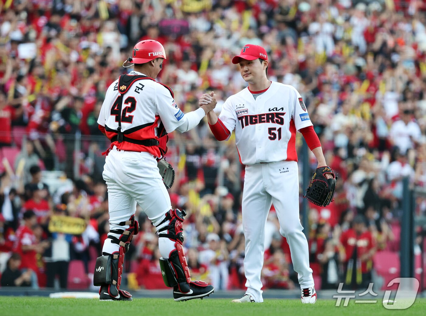 본문 이미지 - 17일 오후 전남광주 기아챔피언스필드에서 열린 프로야구 2026 신한 SOL KBO 포스트시즌 준플레이오프 1차전 LG 트윈스와 KIA 타이거즈의 경기, 5대1 승리를 거둔 KIA 포수 김태군과 마무리 전상현이 기쁨을 나누고 있다. 2026.10.17 ⓒ 뉴스1 김진환 기자