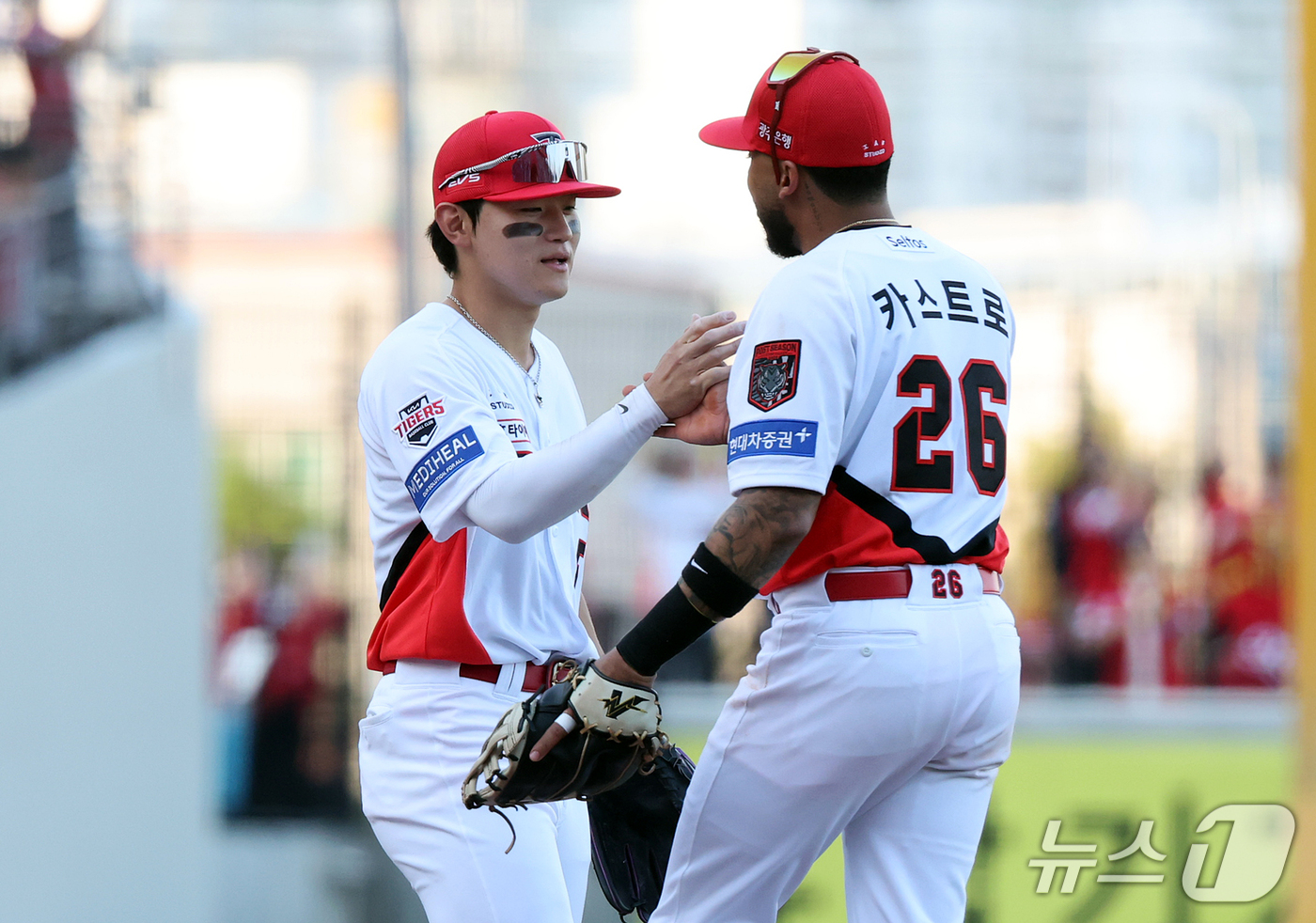 (전남광주=뉴스1) 김진환 기자 = 17일 오후 전남광주 기아챔피언스필드에서 열린 프로야구 2026 신한 SOL KBO 포스트시즌 준플레이오프 1차전 LG 트윈스와 KIA 타이거즈 …