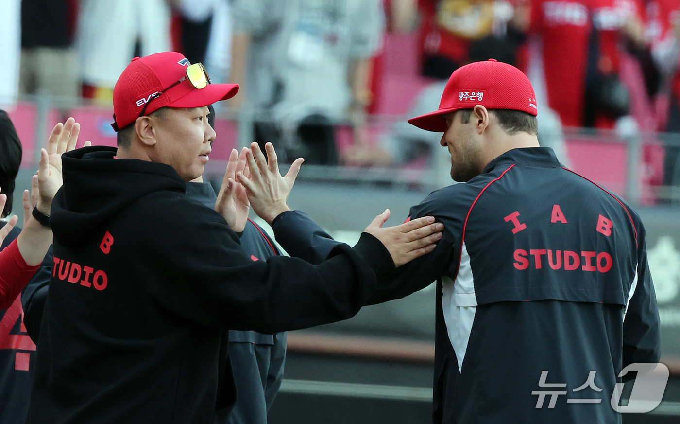 (전남광주=뉴스1) 김진환 기자 = 17일 오후 전남광주 기아챔피언스필드에서 열린 프로야구 2026 신한 SOL KBO 포스트시즌 준플레이오프 1차전 LG 트윈스와 KIA 타이거즈 …