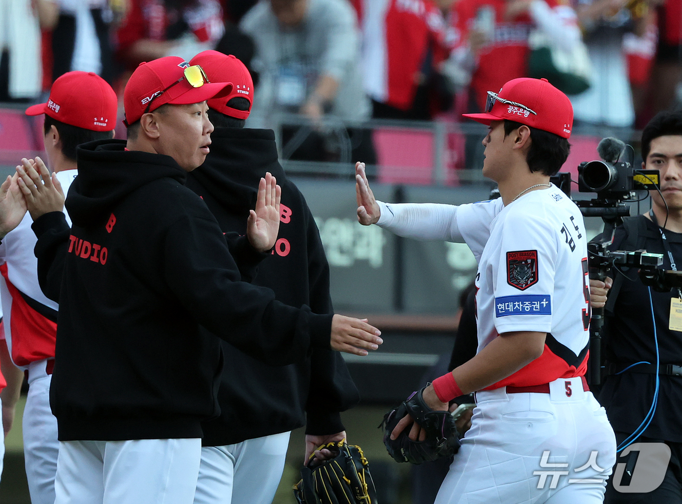 (전남광주=뉴스1) 김진환 기자 = 17일 오후 전남광주 기아챔피언스필드에서 열린 프로야구 2026 신한 SOL KBO 포스트시즌 준플레이오프 1차전 LG 트윈스와 KIA 타이거즈 …