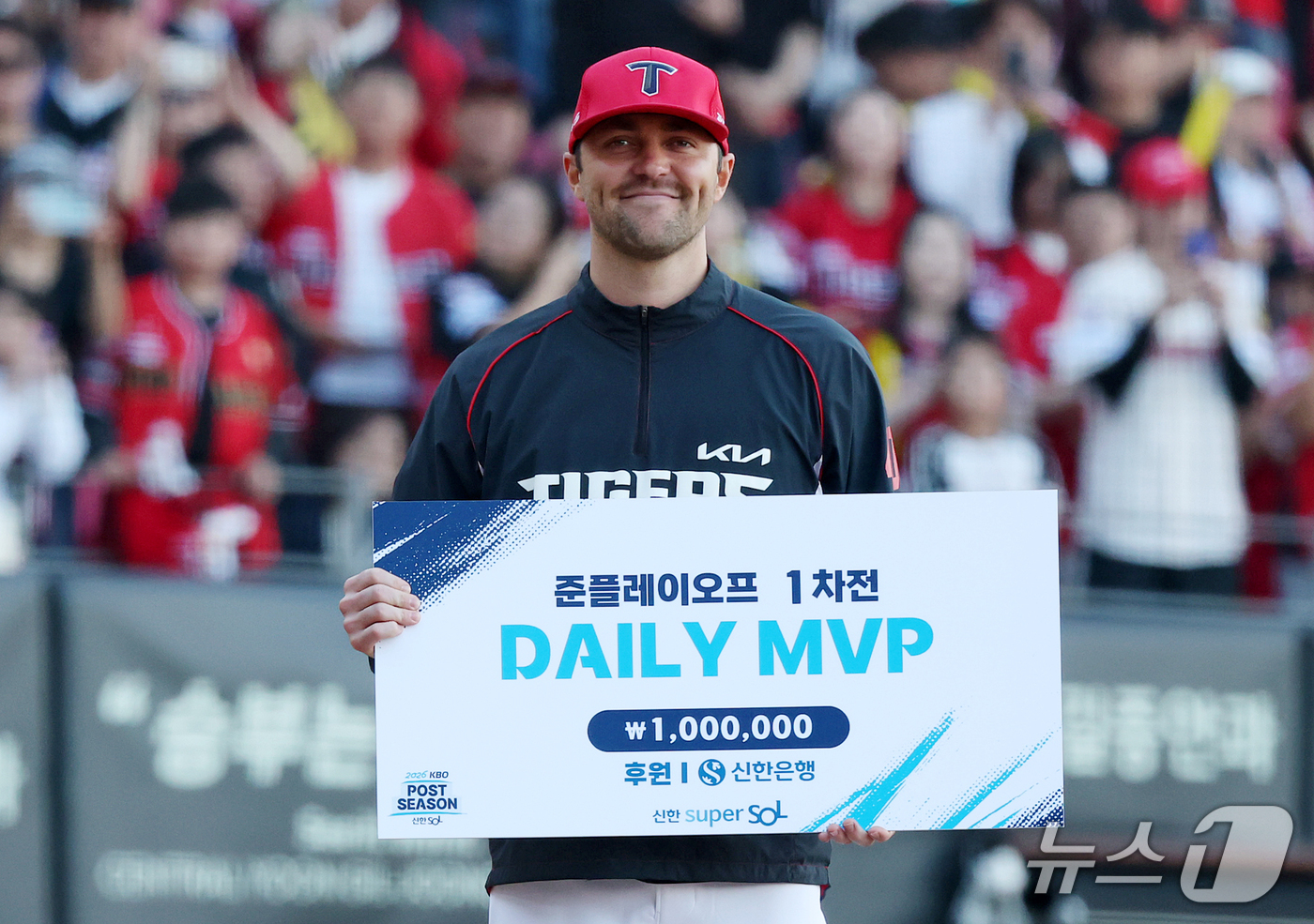 (전남광주=뉴스1) 김진환 기자 = 17일 오후 전남광주 기아챔피언스필드에서 열린 프로야구 2026 신한 SOL KBO 포스트시즌 준플레이오프 1차전 LG 트윈스와 KIA 타이거즈 …