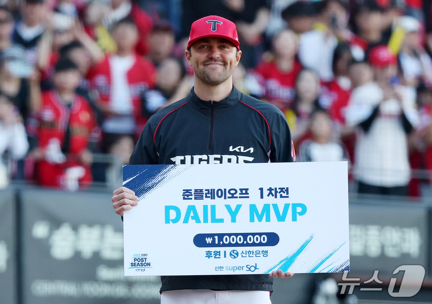 본문 이미지 - 17일 오후 전남광주 기아챔피언스필드에서 열린 프로야구 2026 신한 SOL KBO 포스트시즌 준플레이오프 1차전 LG 트윈스와 KIA 타이거즈의 경기, 5대1 승리를 거둔 KIA 네일이 데일리 MVP에 선정된 후 기념 촬영을 하고 있다. 이날 네일은 7이닝 동안 92구를 던지며 4피안타(1피홈런) 2볼넷 6탈삼진 1실점의 호투로 팀 승리를 이끌었다. 2026.10.17 ⓒ 뉴스1 김진환 기자