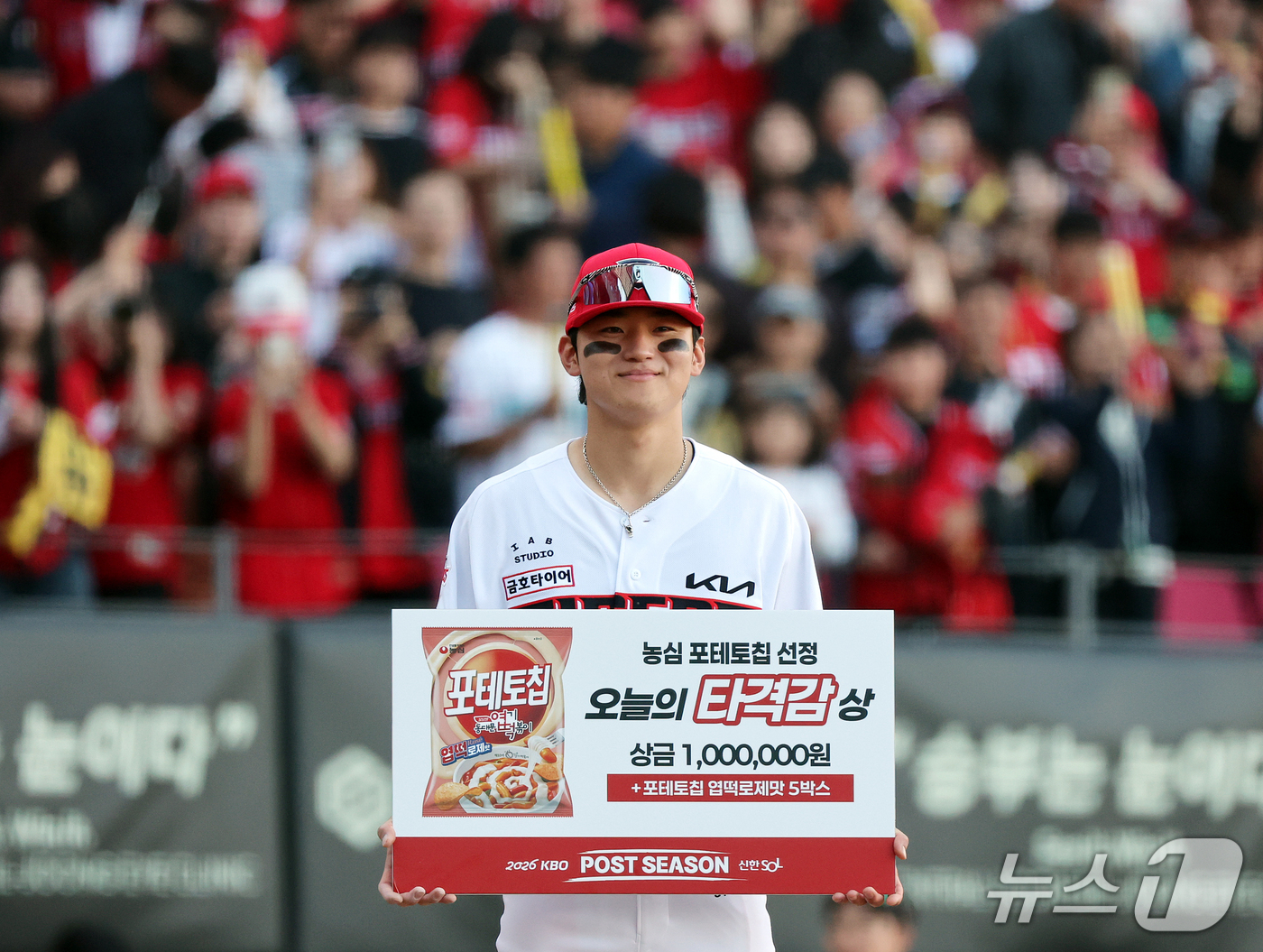 (전남광주=뉴스1) 김진환 기자 = 17일 오후 전남광주 기아챔피언스필드에서 열린 프로야구 2026 신한 SOL KBO 포스트시즌 준플레이오프 1차전 LG 트윈스와 KIA 타이거즈 …