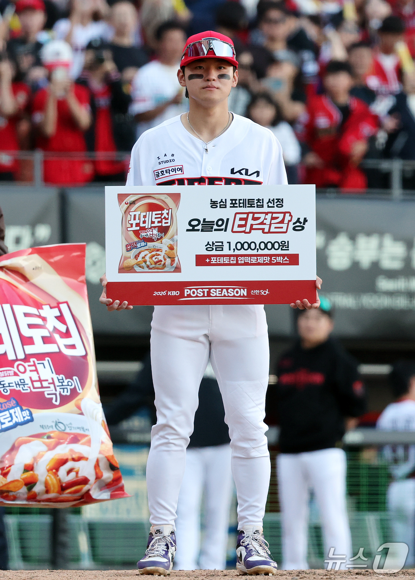 (전남광주=뉴스1) 김진환 기자 = 17일 오후 전남광주 기아챔피언스필드에서 열린 프로야구 2026 신한 SOL KBO 포스트시즌 준플레이오프 1차전 LG 트윈스와 KIA 타이거즈 …