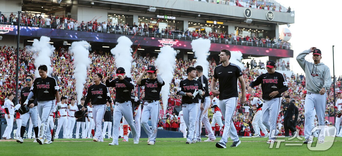 본문 이미지 - 17일 오후 전남광주 기아챔피언스필드에서 열린 프로야구 2026 신한 SOL KBO 포스트시즌 준플레이오프 1차전 LG 트윈스와 KIA 타이거즈의 경기,1대5 역전패를 당한 LG 선수들이 굳은 표정을 지으며 그라운드를 빠져나나고 있다. 2026.10.17 ⓒ 뉴스1 김진환 기자