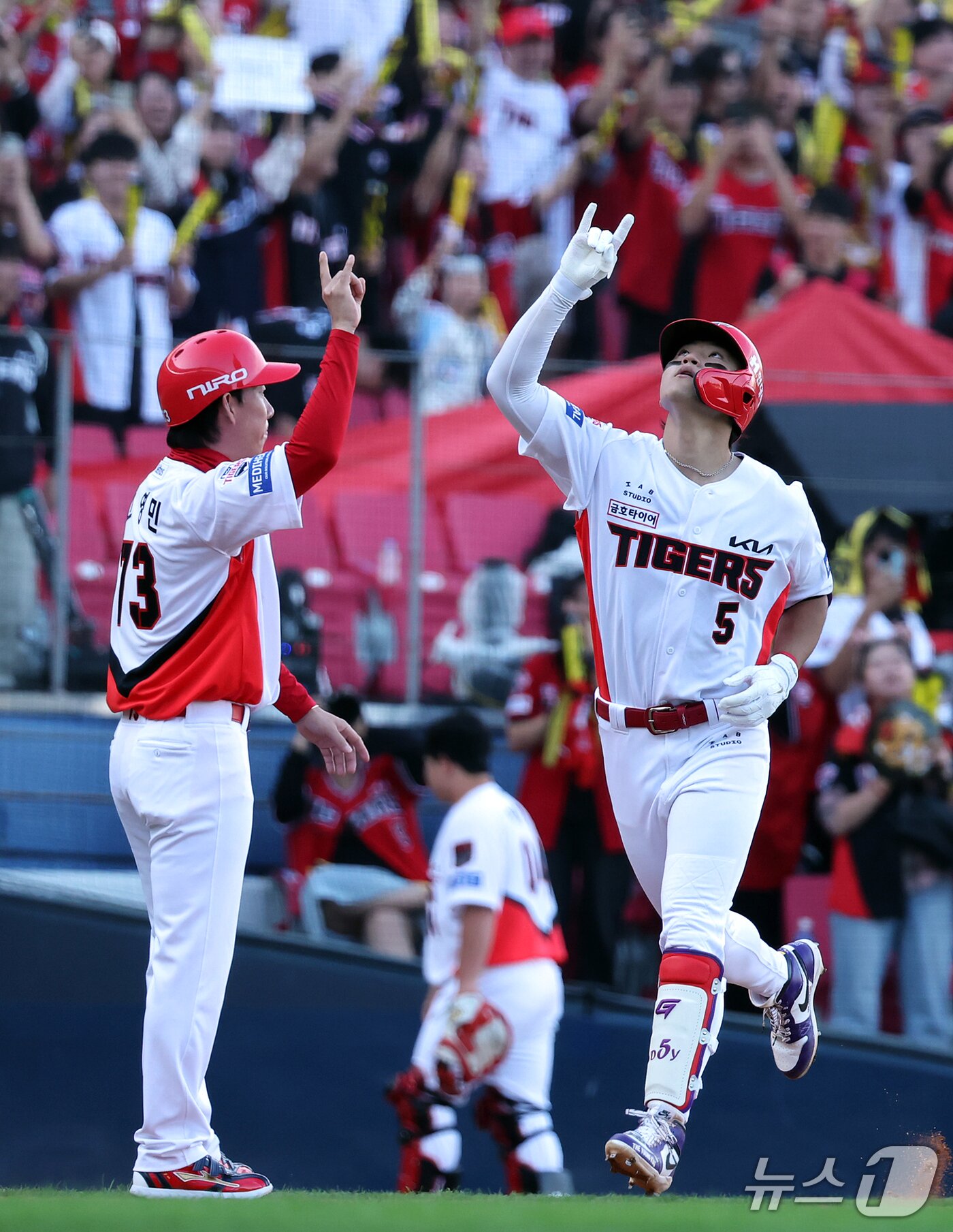 본문 이미지 - 17일 오후 전남광주 기아챔피언스필드에서 열린 프로야구 2026 신한 SOL KBO 포스트시즌 준플레이오프 1차전 LG 트윈스와 KIA 타이거즈의 경기, KIA 김도영이 8회말 2사 1루 상황 투런 홈런을 친 뒤 세리머니를 하며 홈으로 향하고 있다. 2026.10.17 ⓒ 뉴스1 김진환 기자