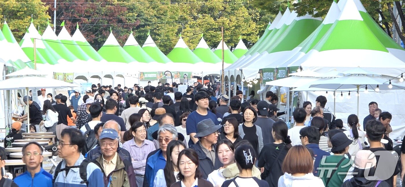 본문 이미지 - 17일 경북 구미 송정맛길에서 개막한 푸드페스티벌에 많은 인파가 몰려 음식 축제를 즐기고 있다. 2026.10.17 ⓒ 뉴스1 정우용 기자