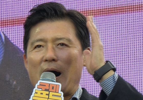 구미 푸드페스티벌에서 인사말하는 구자근