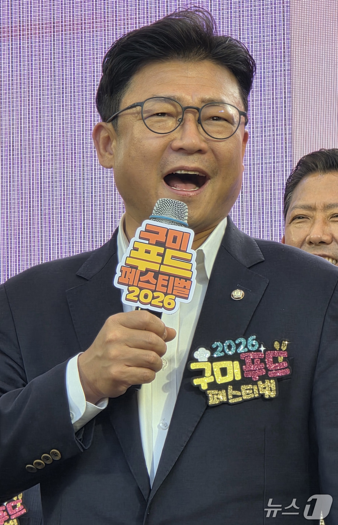 ( 구미=뉴스1) 정우용 기자 = 국민의힘 강명구 의원이 17일 경북 구미 송정맛길에서 열린 푸드페스티벌 개막식에서 인사말을 하고 있다. 2026.10.17/뉴스1