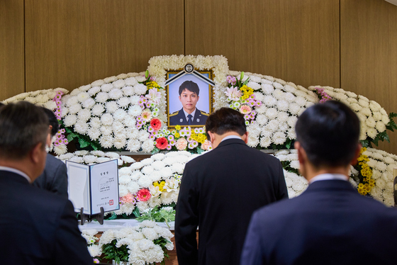 李대통령, '김진석 소방위' 7살 딸 앞 먹먹한 침묵…빈소 조문(종합)