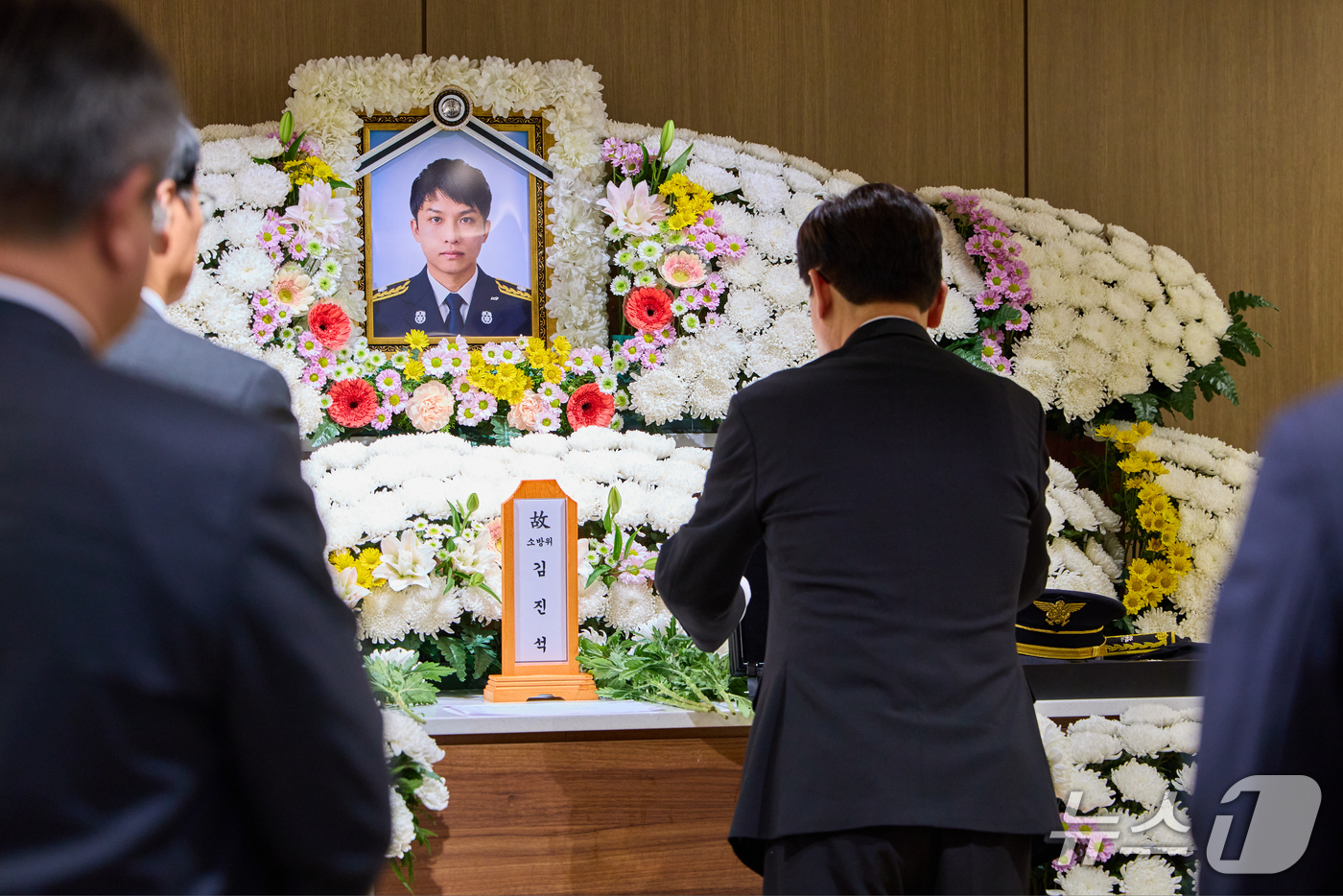 (부천=뉴스1) 허경 기자 = 이재명 대통령이 17일 경기 부천시 순천향대학교 병원 장례식장에 마련된 부천 공장 화재 순직 소방대원의 빈소를 조문하고 있다. (청와대 제공. 재판매 …