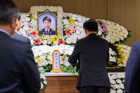 李대통령 '부천공장 화재 순직' 김진석 소방위 조문…옥조근정훈장 추서