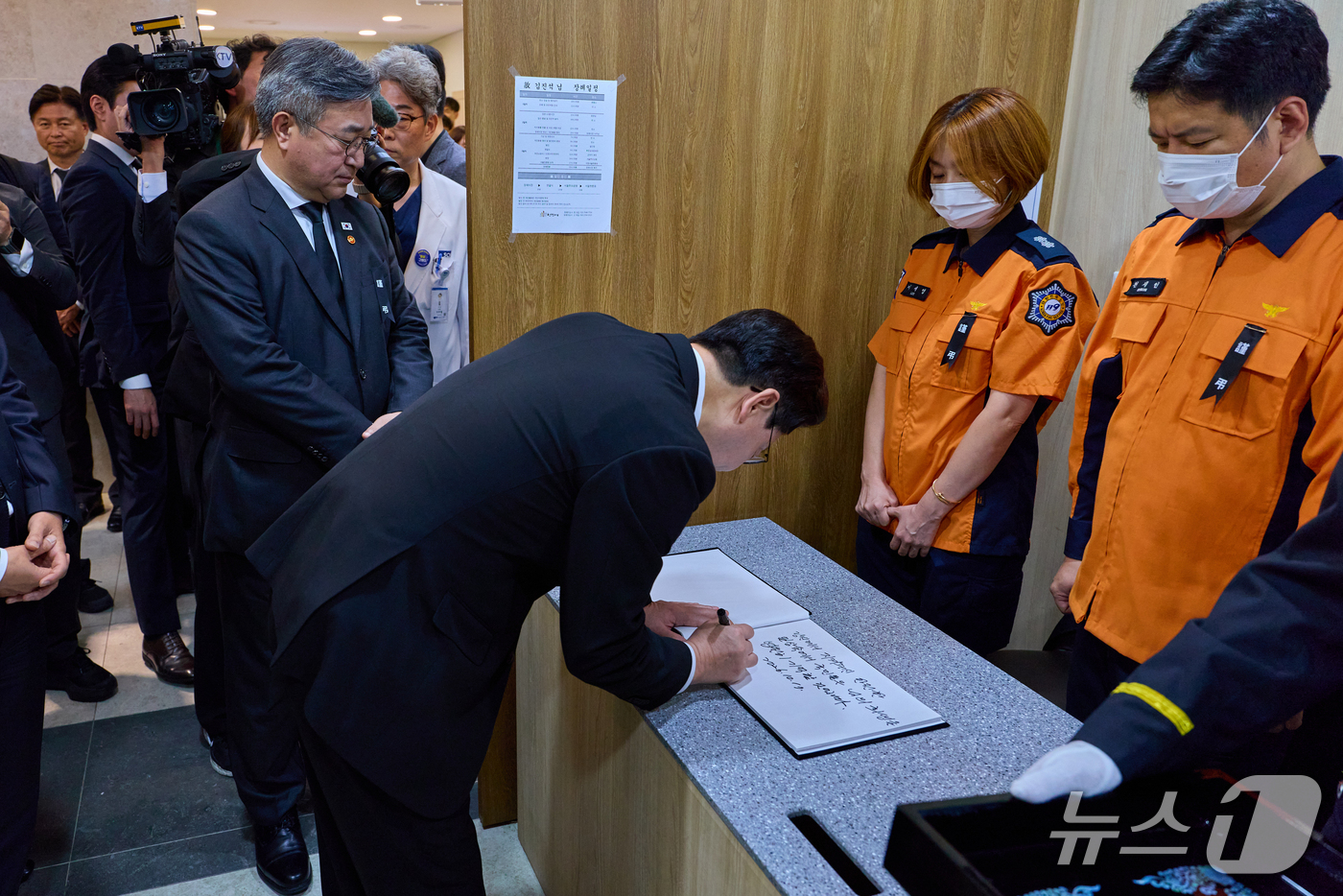 (부천=뉴스1) 허경 기자 = 이재명 대통령이 17일 경기 부천시 순천향대학교 병원 장례식장에 마련된 부천 공장 화재 순직 소방대원의 빈소를 찾아 방명록을 작성하고 있다. (청와대 …
