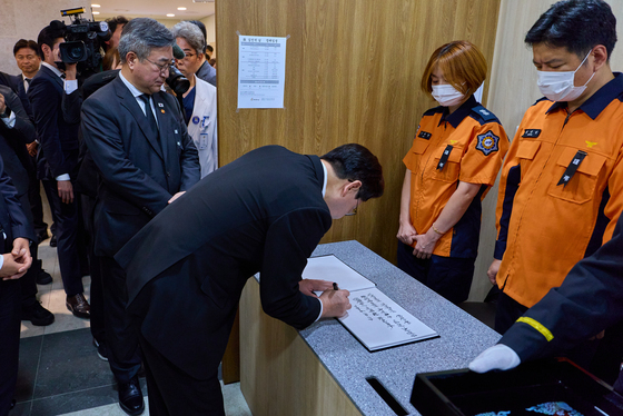방명록 작성하는 이재명 대통령