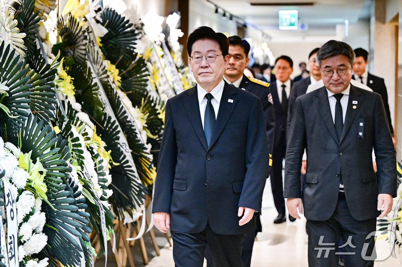 (부천=뉴스1) 허경 기자 = 이재명 대통령이 17일 부천 공장 화재 순직 소방대원을 조문하기 위해 경기 순천향대학교 부천병원 장례식장 빈소로 들어서고 있다. (청와대통신사진기자단 …