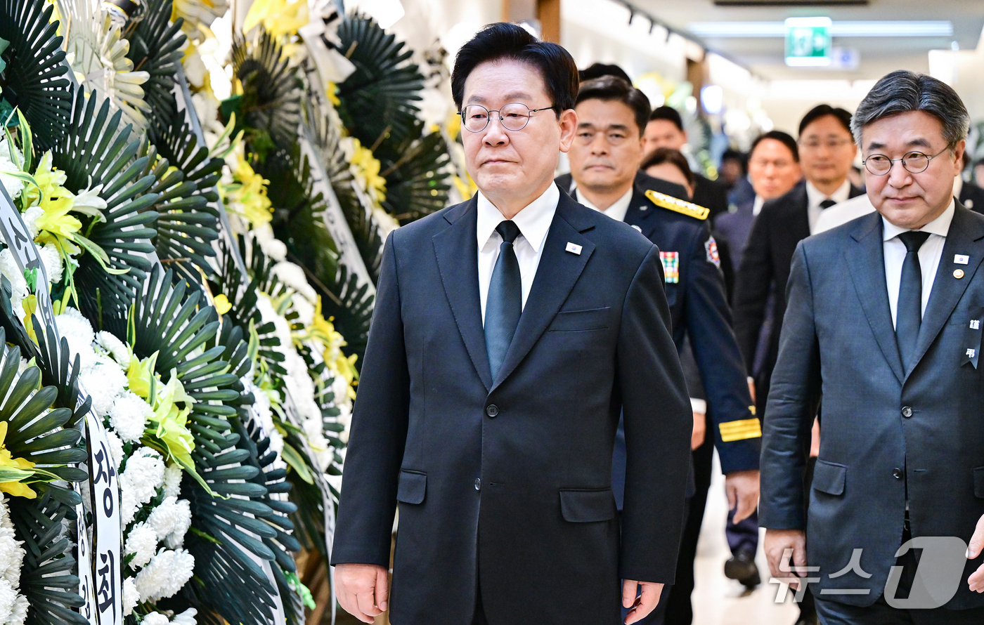 (부천=뉴스1) 허경 기자 = 이재명 대통령이 17일 부천 공장 화재 순직 소방대원을 조문하기 위해 경기 순천향대학교 부천병원 장례식장 빈소로 들어서고 있다. (청와대통신사진기자단 …