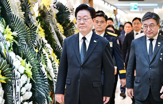 [속보] 李대통령, 부천 공장 화재 순직 소방대원 빈소 조문