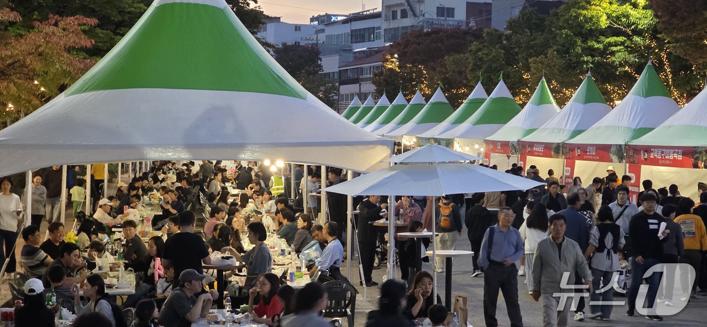 ( 구미=뉴스1) 정우용 기자 = 17일 오후 구미 송정동 맛길에서 개막한 '구미 푸드 축제'가 방문객으로 붐비고 있다. 2026.10.17/뉴스1