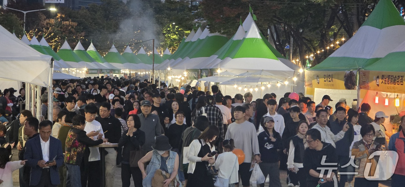 ( 구미=뉴스1) 정우용 기자 = 17일 오후 구미 송정동 맛길에서 개막한 '구미 푸드 축제'가 방문객으로 붐비고 있다. 2026.10.17/뉴스1