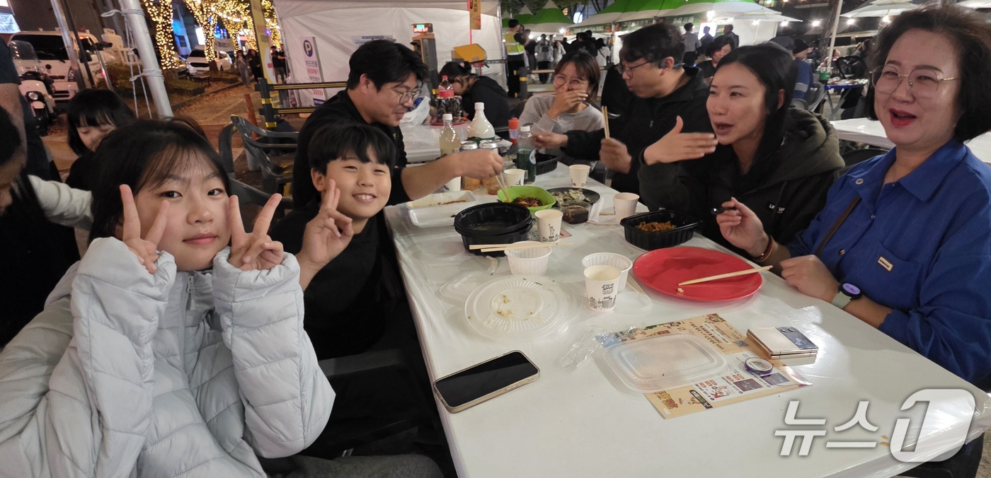 ( 구미=뉴스1) 정우용 기자 = 17일 오후 구미 송정동 맛길에서 개막한 '구미 푸드 축제'를 찾은 한 가족이 즐거운 시간을 보내고 있다. 2026.10.17/뉴스1