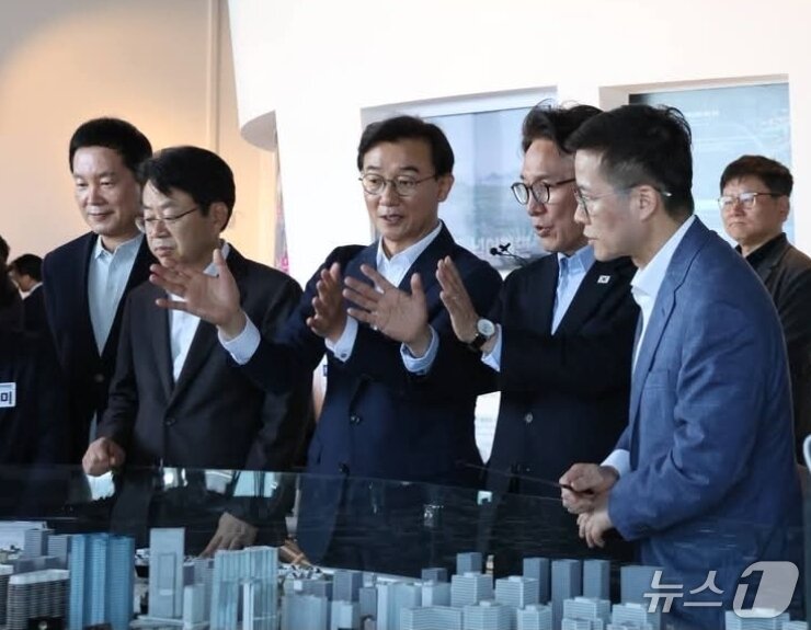 본문 이미지 - 김민석 더불어민주당 대표(오른쪽에서 두 번째)가 17일 오후 부산 동구 부산항국제전시컨벤션센터(BPEX)에서 전재수 부산시장(가운데) 등 지자체 관계자들과 함께 북항재개발 구역 모형을 내려다보며 주요 사업 추진 현황을 점검하고 있다. (전재수 부산시장 개인 SNS 갈무리. 재판매 및 DB금지)
