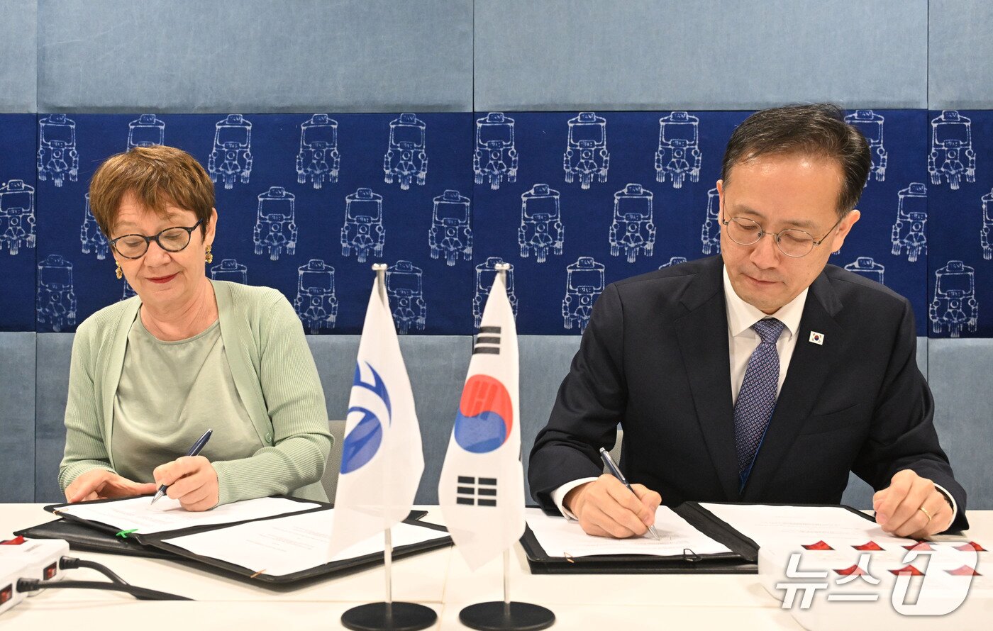 본문 이미지 - 국제통화기금(IMF)/세계은행(WB) 연차총회 및 주요 20개국(G20) 재무장관.중앙은행 총재 회의, 주요 7개국(G7) 재무장관.중앙은행 총재 회의 참석차 태국 방콕을 방문중인 이형일 부총리 겸 재정경제부 장관이 10월 16일(현지시간) 퀸시리낏 컨벤션센터(QSNCC)에서 오딜 르노-바소 유럽부흥개발은행(EBRD) 총재와 면담 후 한-EBRD AI 허브 양해각서(MOU) 서명을 하고 있다. (재정경제부 제공. 재판매 및 DB 금지)