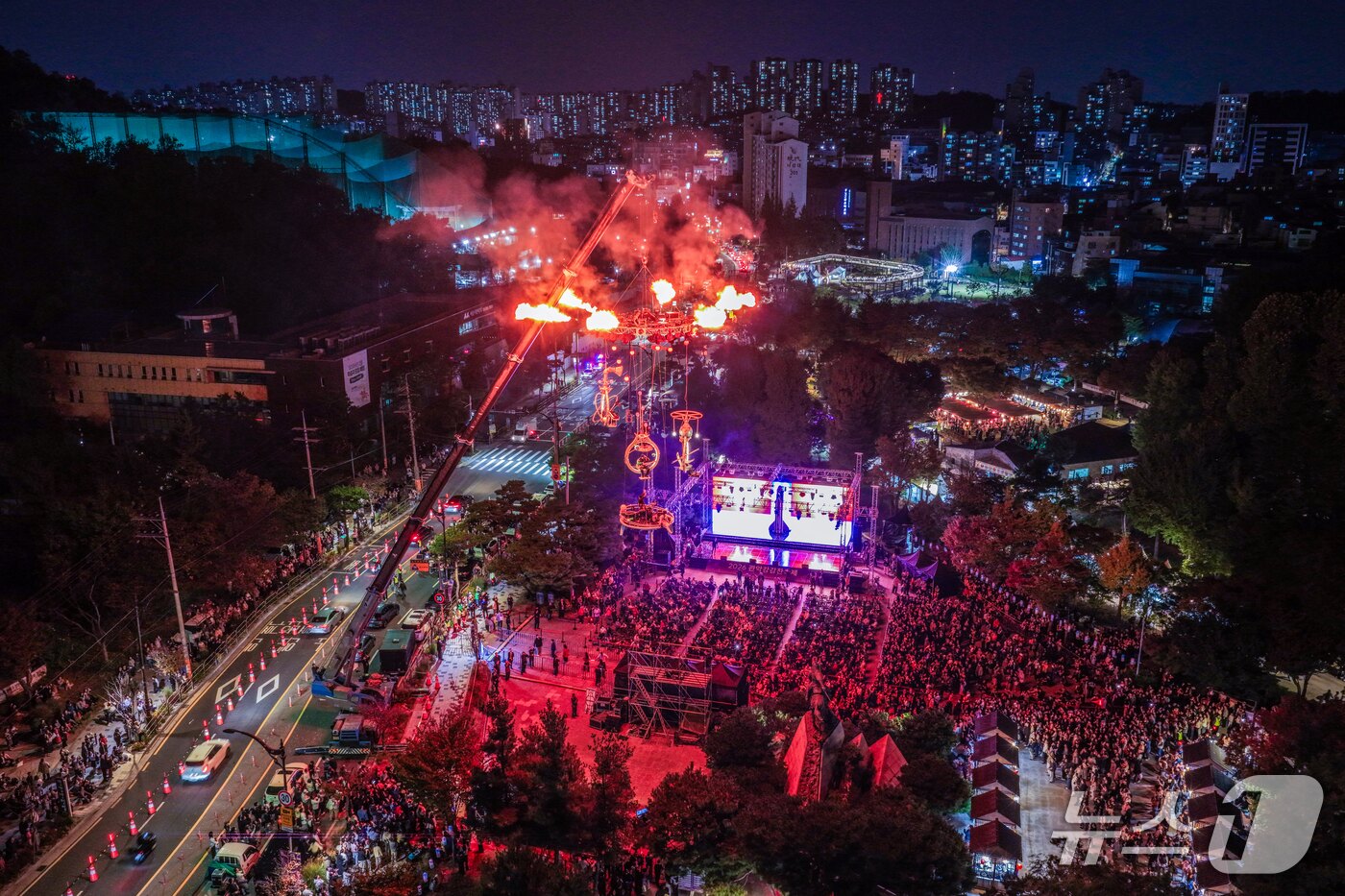 (서울=뉴스1) = 17일 서울 관악구에서 ‘2026 관악강감찬축제’가 진행됐다. ‘2026 관악강감찬축제’ 10주년 특별공연 ‘강감찬, 별에서 오다’의 공중 불꽃 퍼포먼스가 낙성 …