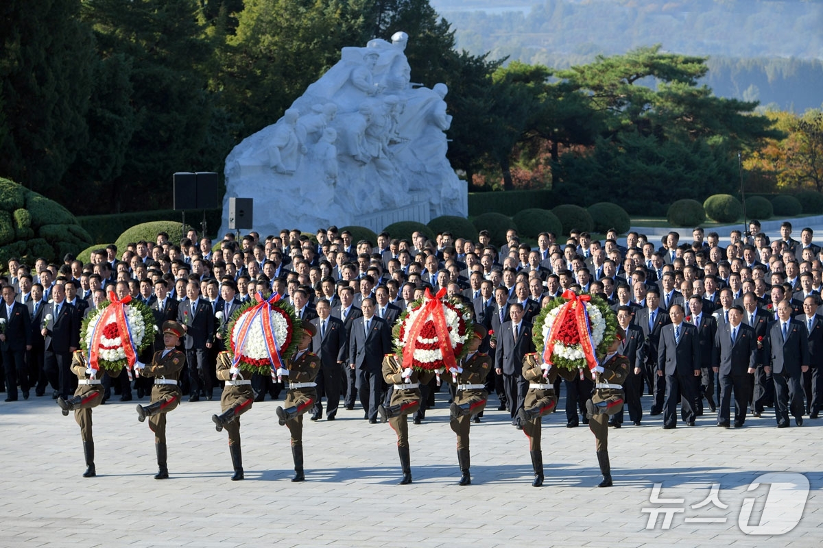 (평양 노동신문=뉴스1) = 북한 노동당 기관지 노동신문은 18일 "타도제국주의동맹결성 100주년에 즈음하여 17일 대성산혁명열사릉에 화환이 진정됐다"라고 보도했다. [국내에서만 …
