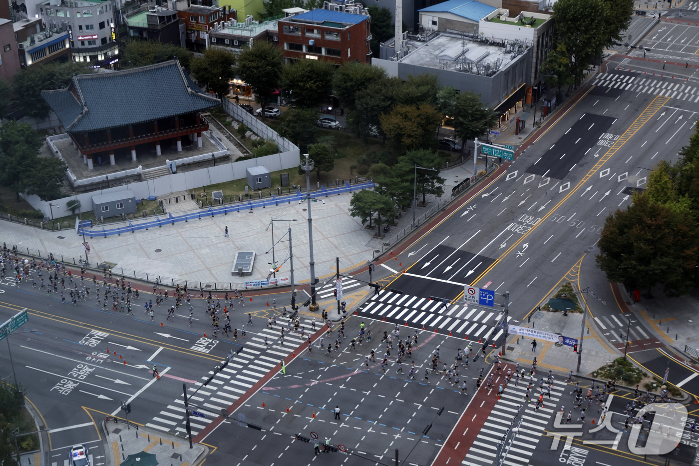 (서울=뉴스1) 박정호 기자 = 18일 오전 서울 시내 도심이 2026 아시아 오픈 마라톤 대회로 인한 차량 통제로 텅 비어 있다.  2026.10.18/뉴스1
