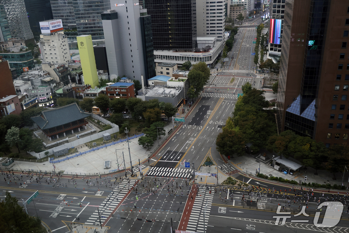 (서울=뉴스1) 박정호 기자 = 18일 오전 서울 시내 도심이 2026 아시아 오픈 마라톤 대회로 인한 차량 통제로 텅 비어 있다.  2026.10.18/뉴스1