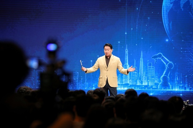 최태원 "20대로 돌아가면 무조건 창업…인류 난제 해결에 도전"
