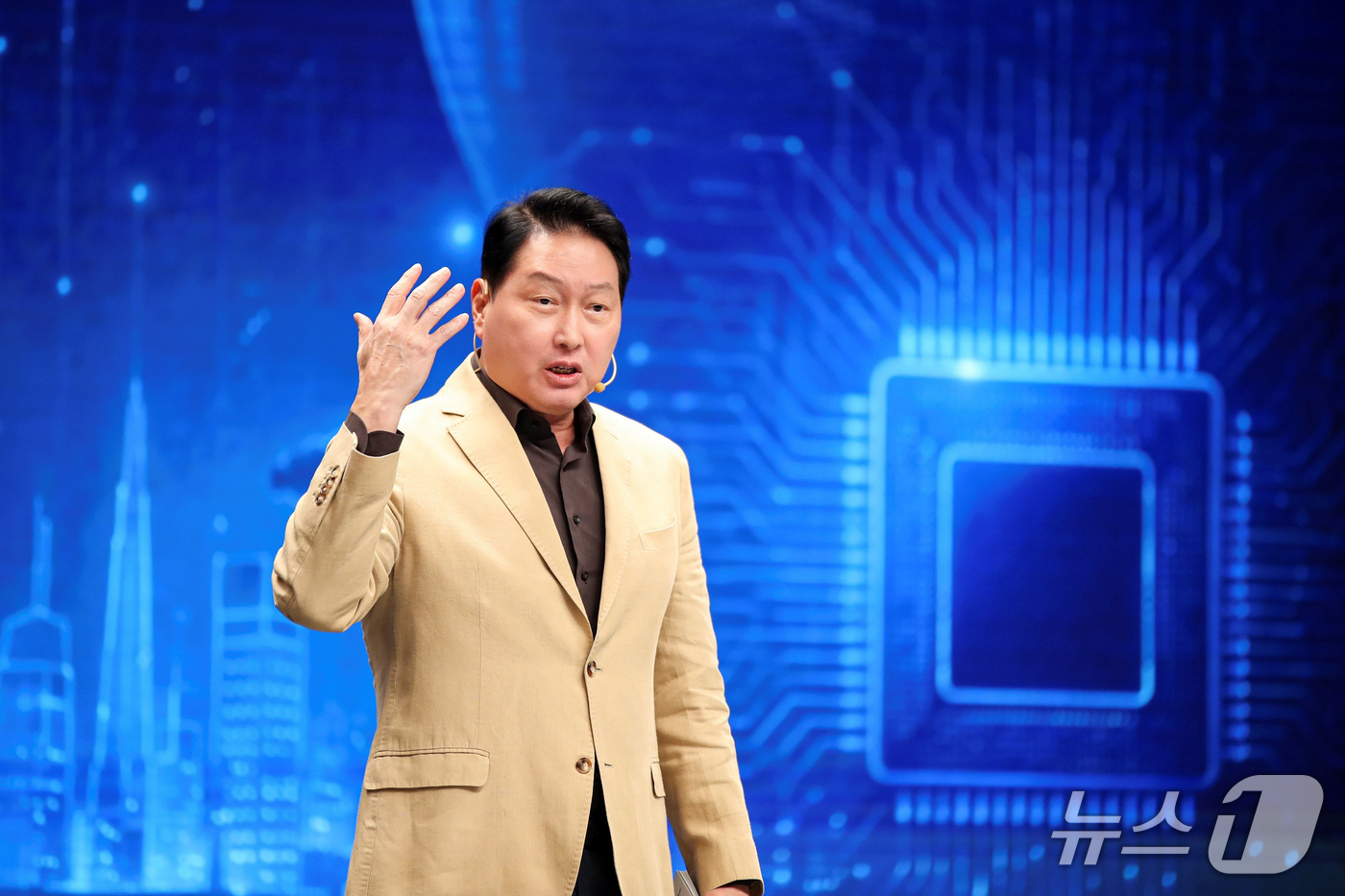 (서울=뉴스1) = 최태원 SK그룹 회장 겸 대한상공회의소 회장이 지난 12일부터 16일까지 닷새간 방송된 EBS ‘위대한 수업, 그레이트 마인즈’ 시즌6에 출연해 ‘AI와 새로운 …