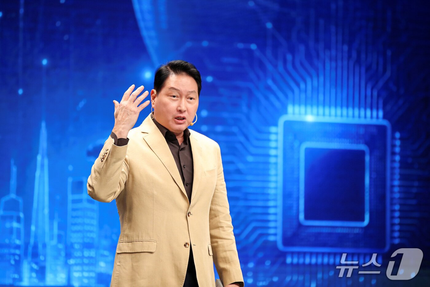 본문 이미지 - 최태원 SK그룹 회장 겸 대한상공회의소 회장이 지난 12일부터 16일까지 닷새간 방송된 EBS ‘위대한 수업, 그레이트 마인즈’ 시즌6에 출연해 ‘AI와 새로운 자본주의 그리고 청년’을 주제로 강연했다. (SK수펙스추구협의회 제공. 재판매 및 DB 금지) 2026.10.18 ⓒ 뉴스1