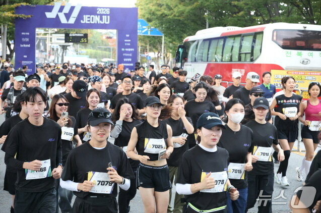 본문 이미지 - 18일 전주에서 열린 'R1 10K 메인레이스'에 참가한 선수들. (전주시 제공. 재판매 및 DB 금지).