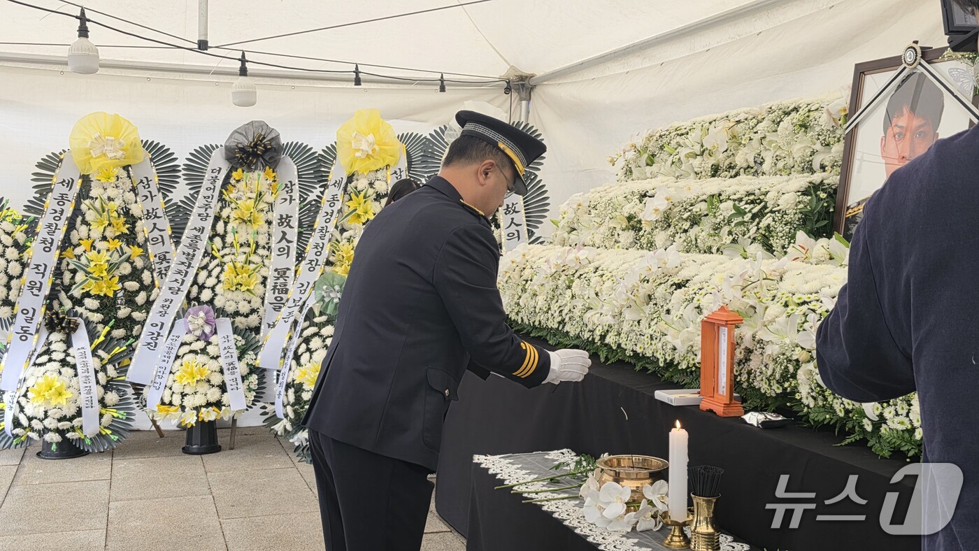 (세종=뉴스1) 장동열 기자 = 김보준 세종경찰청장이 18일 오전 세종중앙공원에 마련된 고(故) 김진석 소방위 합동분향소를 찾아 분향하고 있다. 2026.10.18/뉴스1