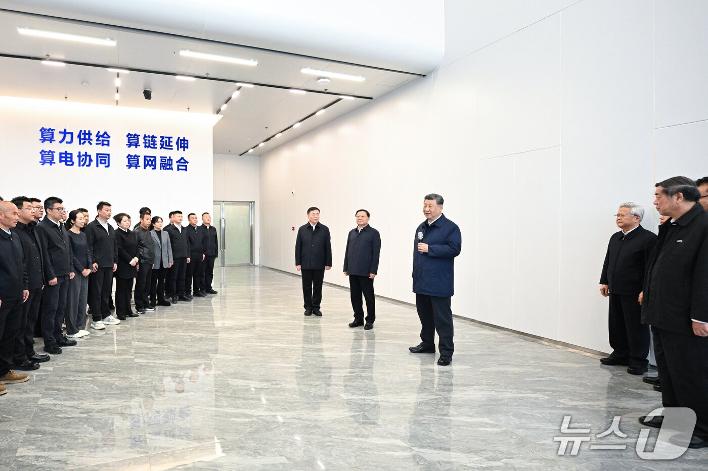 본문 이미지 - 시진핑 중국 국가주석이 16일 중국 북부 네이멍구(내몽골)자치구 우란차부시의 차하얼 첨단기술산업개발구를 방문해 직원들과 이야기를 나누고 있다. 2026.10.18 ⓒ 신화=뉴스1