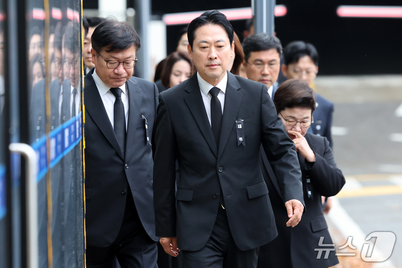 (부천=뉴스1) 황기선 기자 = 장동혁 국민의힘 대표가 18일 경기 부천시 순천향대학교 병원 장례식장에 마련된 부천 도장공장 화재 순직 소방관 빈소 조문을 위해 발걸음을 옮기고 있 …