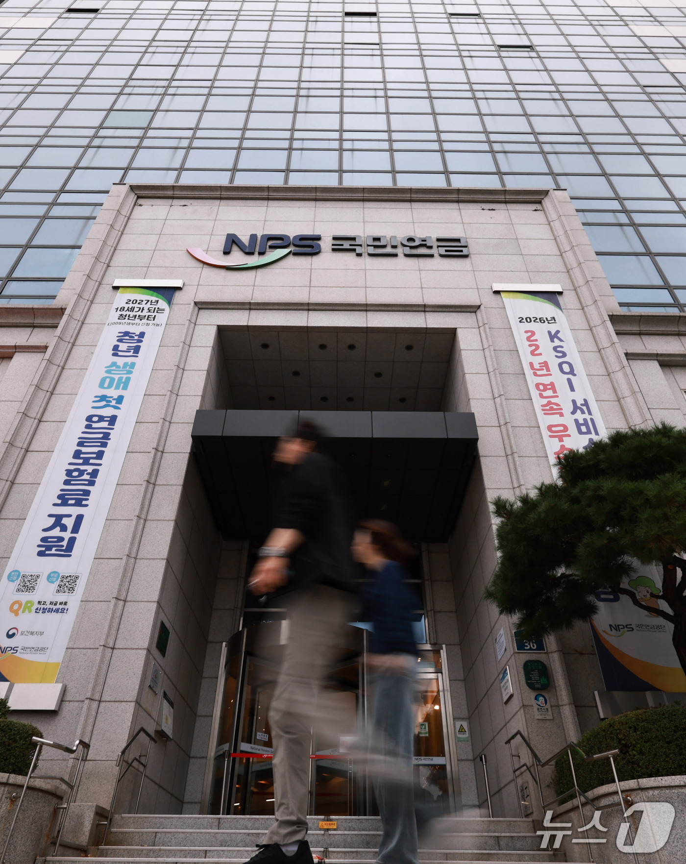 (서울=뉴스1) 구윤성 기자 = 지난 7월부터 국내 증시가 급락하면서 국민연금도 약 182조 원의 주식 평가액이 감소한 것으로 나타났다.18일 에프앤가이드에 따르면 지난 15일 기 …