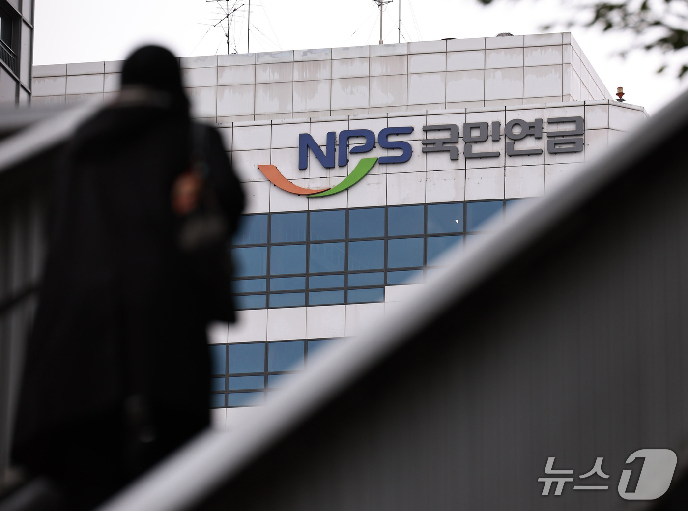 (서울=뉴스1) 구윤성 기자 = 지난 7월부터 국내 증시가 급락하면서 국민연금도 약 182조 원의 주식 평가액이 감소한 것으로 나타났다.18일 에프앤가이드에 따르면 지난 15일 기 …