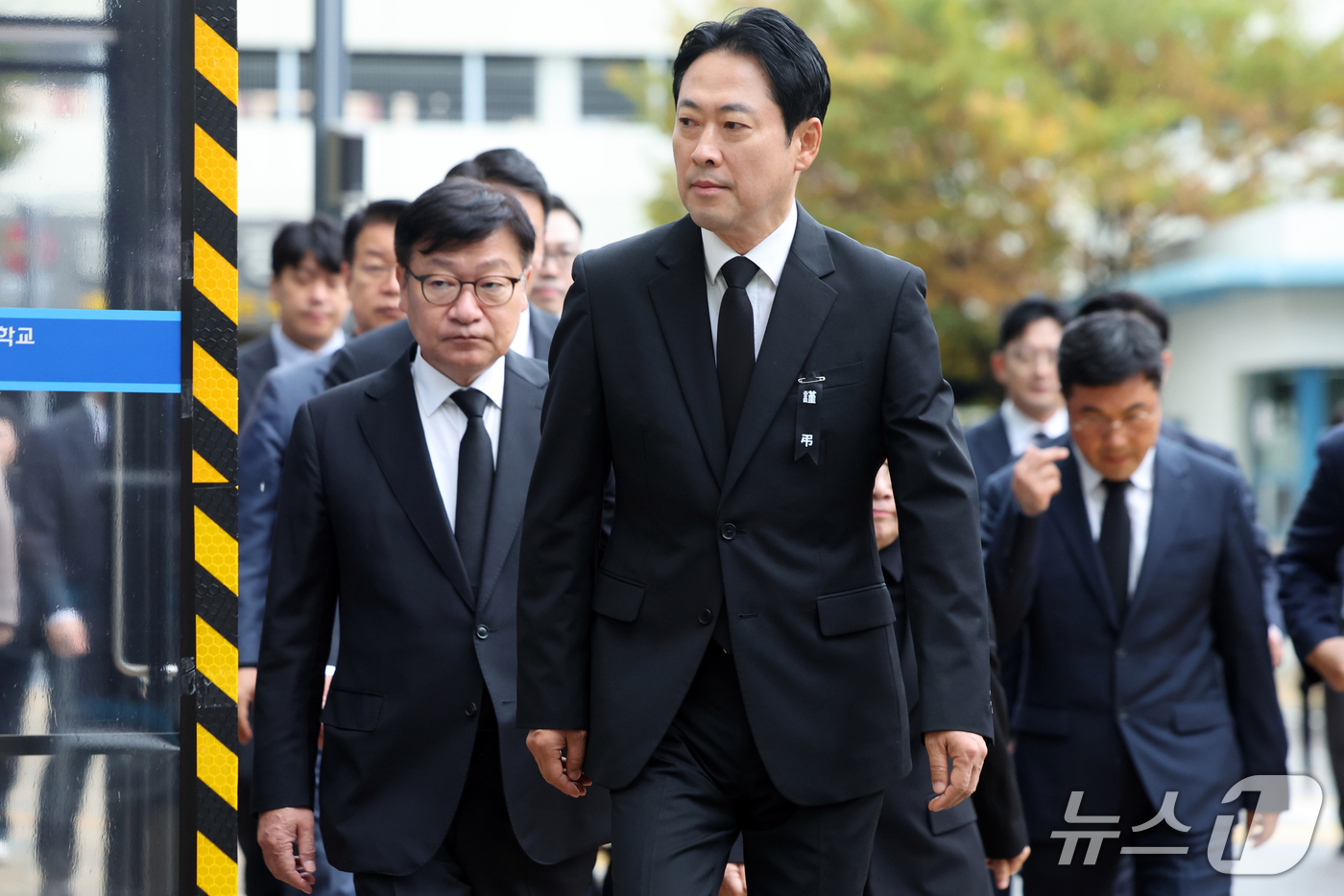 (부천=뉴스1) 황기선 기자 = 장동혁 국민의힘 대표가 18일 경기 부천시 순천향대학교 병원 장례식장에 마련된 부천 도장공장 화재 순직 소방관 빈소 조문을 위해 발걸음을 옮기고 있 …