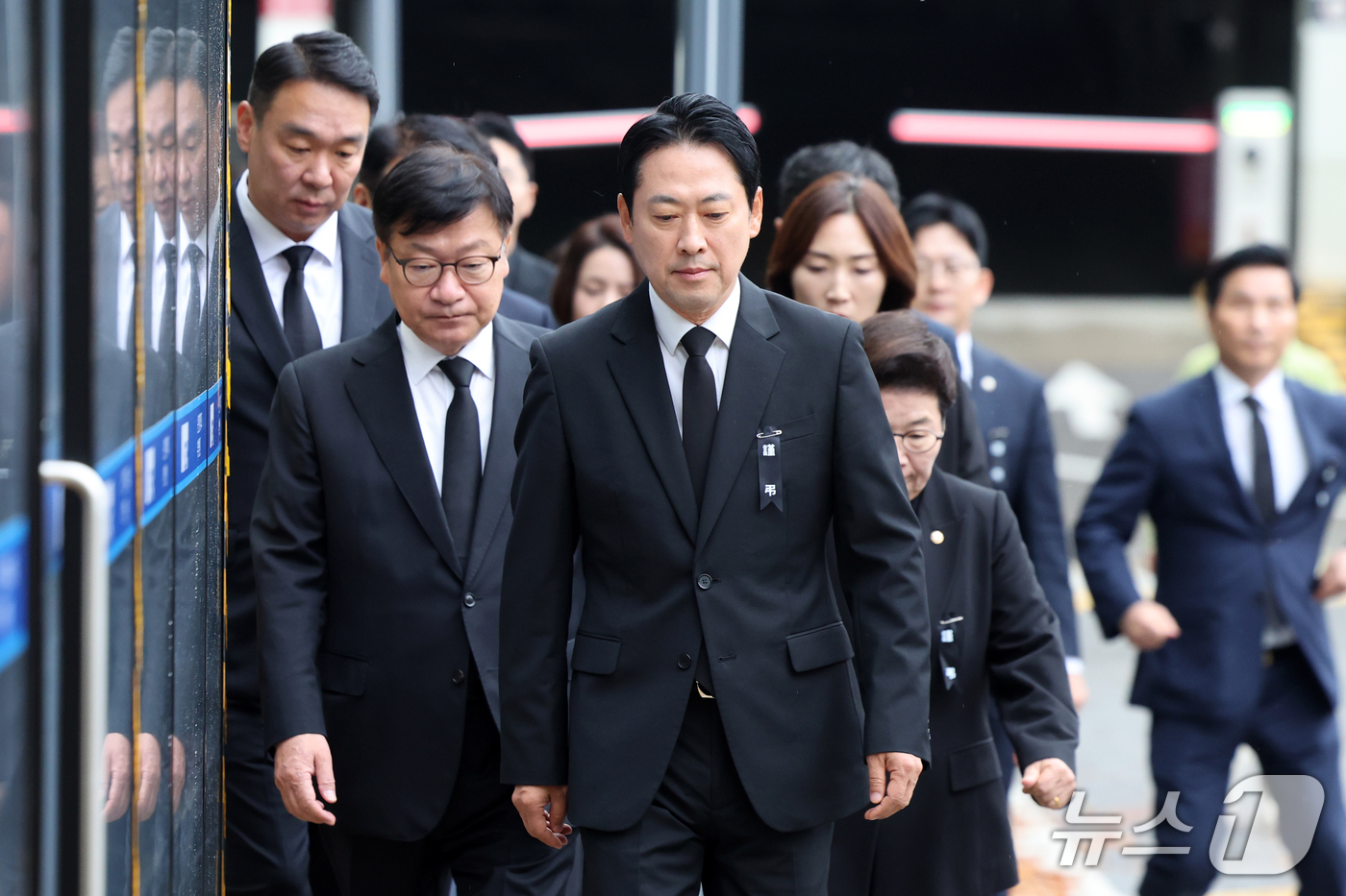 (부천=뉴스1) 황기선 기자 = 장동혁 국민의힘 대표가 18일 경기 부천시 순천향대학교 병원 장례식장에 마련된 부천 도장공장 화재 순직 소방관 빈소 조문을 위해 발걸음을 옮기고 있 …