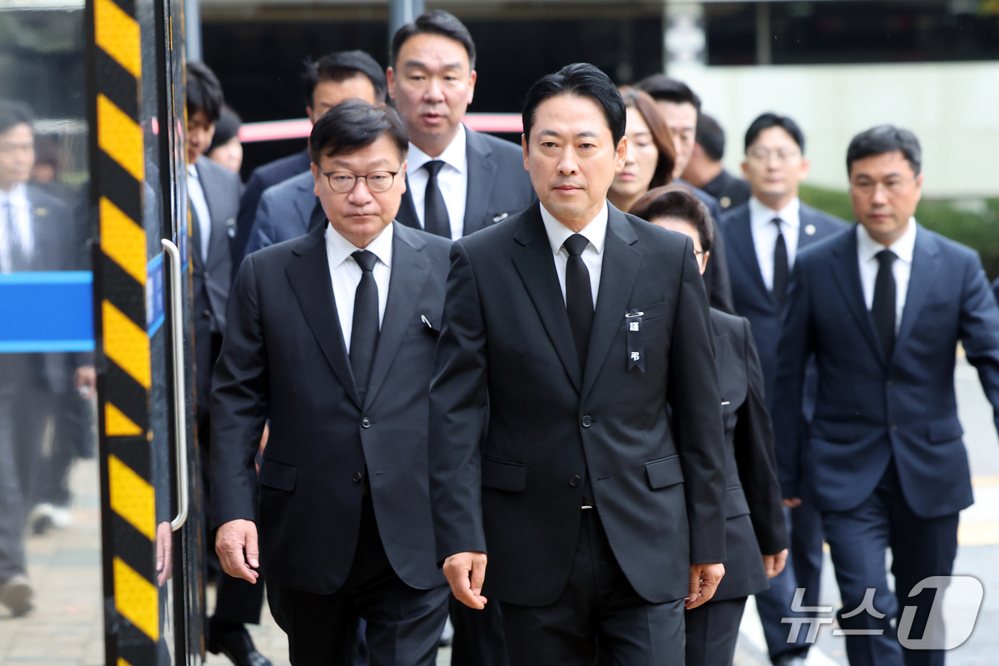 (부천=뉴스1) 황기선 기자 = 장동혁 국민의힘 대표가 18일 경기 부천시 순천향대학교 병원 장례식장에 마련된 부천 도장공장 화재 순직 소방관 빈소 조문을 위해 발걸음을 옮기고 있 …
