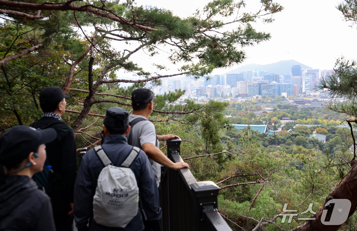 (서울=뉴스1) 최지환 기자 = 18일 서울 종로구 북악산(명승 지정 명 백악산) 남서측 탐방로에서 탐방객들이 등산을 즐기고 있다.창의문 안내소를 출발해 '돌고래 쉼터', 약수터 …