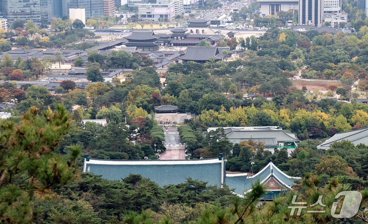본문 이미지 - 18일 서울 종로구 북악산(명승 지정 명 백악산) 남서측 탐방로에서 바라본 청와대와 경복궁의 모습. 2026.10.18 ⓒ 뉴스1 최지환 기자