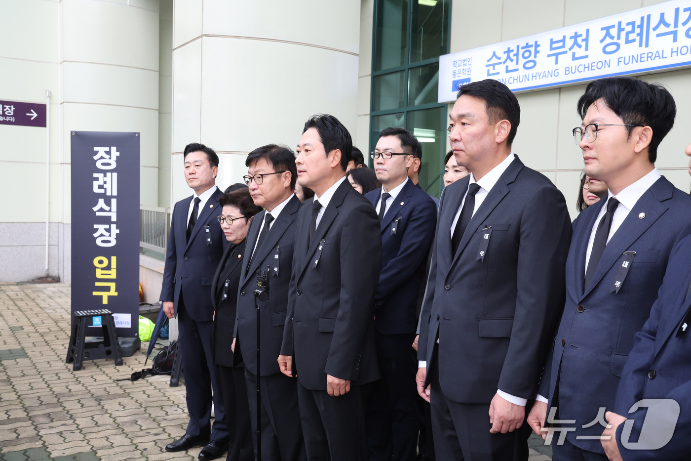(부천=뉴스1) 황기선 기자 = 장동혁 국민의힘 대표가 18일 경기 부천시 순천향대학교 병원 장례식장에 마련된 부천 도장공장 화재 순직 소방관 빈소 조문을 마치고 발언을 하고 있다 …