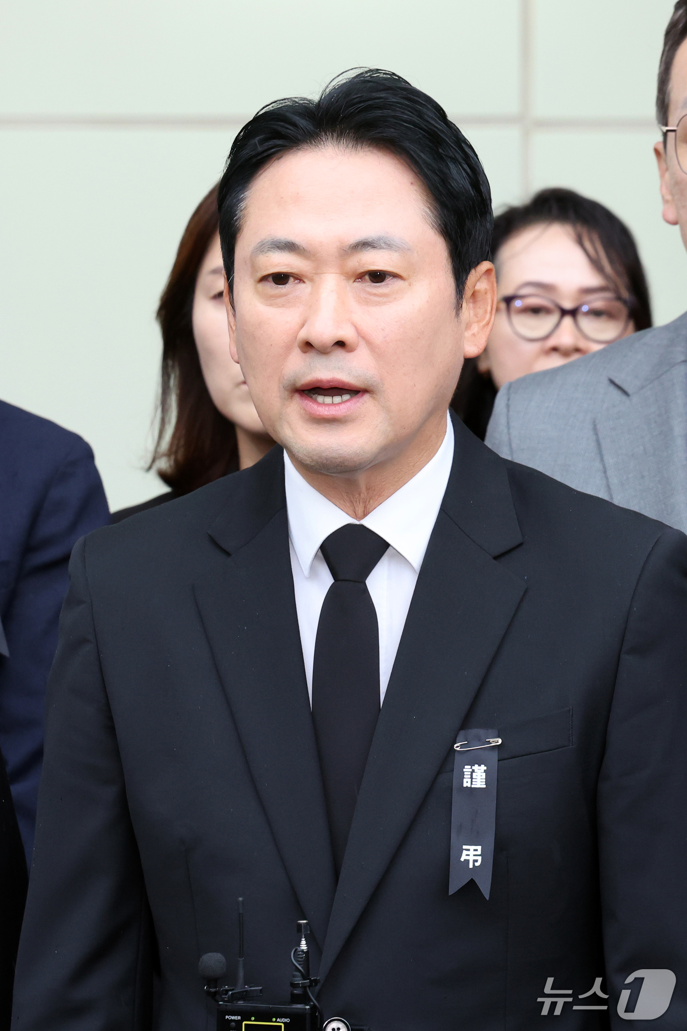 (부천=뉴스1) 황기선 기자 = 장동혁 국민의힘 대표가 18일 경기 부천시 순천향대학교 병원 장례식장에 마련된 부천 도장공장 화재 순직 소방관 빈소 조문을 마치고 발언을 하고 있다 …